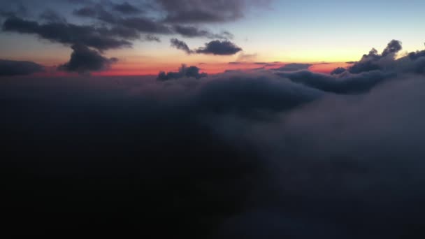 Низький Клавішу Повітряним Видом Польоту Вечір Над Хмарами Пагорби Горах — стокове відео