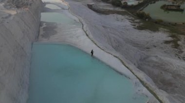  Pamukkale, Hierapolis, Denizli, Türkiye 'nin ikonik simgesi olan insansız hava aracı görüntüleri. Pamukkale' deki kalsiyum doymuş termal suların üzerinden uçuyorlar. Doğal Türk gezginleri. Kapat. 
