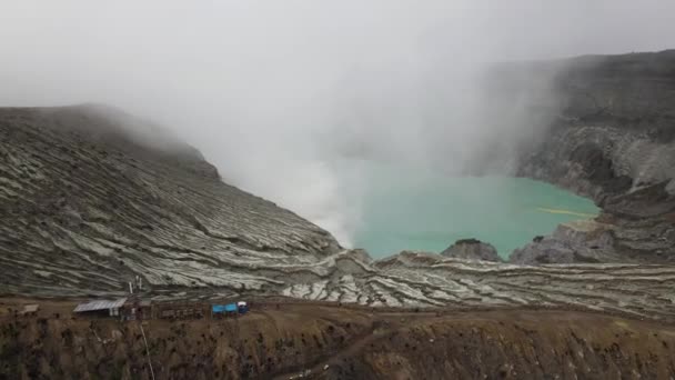 Dramatisk Antenn Utsikt Över Krater Syra Sjön Kawah Ijen Där — Stockvideo