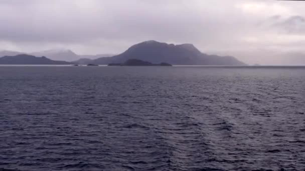 沿着挪威风景如画的峡湾巡航 从船上观看 从挪威北部塞尼亚海岸从船尾观看 从船尾看挪威北部Senja海岸 — 图库视频影像