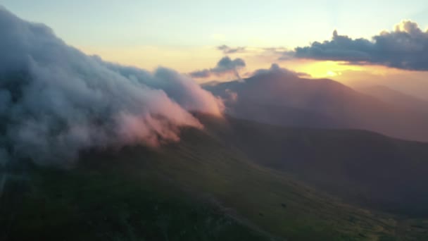 山の上の雲の上を飛ぶ魔法の朝の日の出太陽の夕日雲空晴れた環境森林旅行ビューのシーン 自然背景 山の日の出 — ストック動画