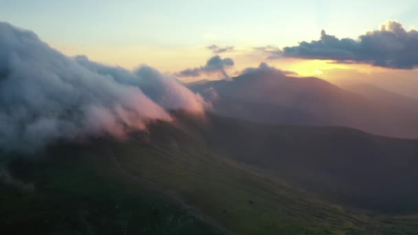 Varázslatos Reggeli Napkelte Természetes Repül Felhők Felett Hegycsúcsok Napsütés Naplemente — Stock videók