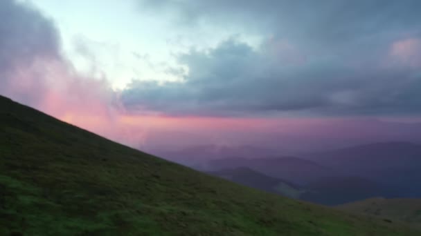 Magischer Morgen Sonnenaufgang Natürliche Fliegen Durch Die Wolken Über Berggipfeln — Stockvideo