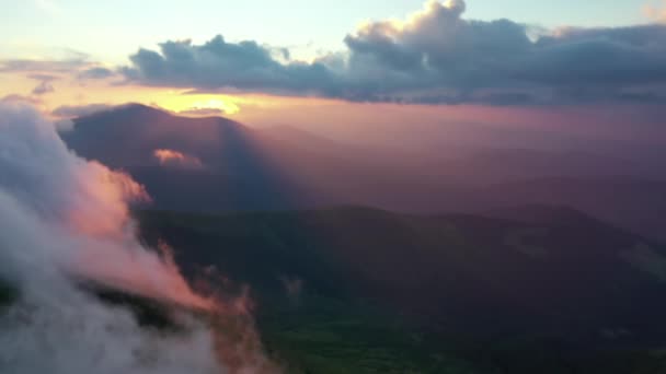 Волшебное Утро Восход Солнца Естественный Пролет Через Облака Над Вершинами — стоковое видео