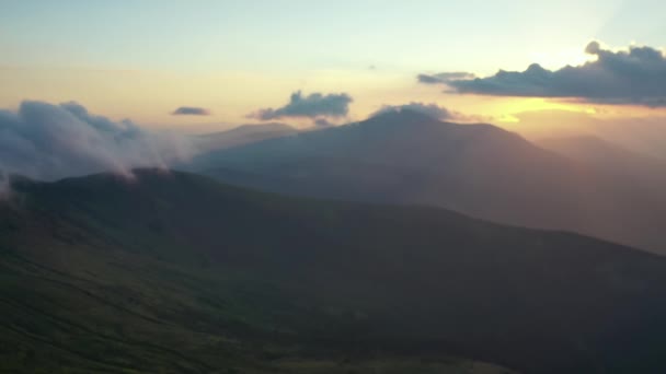 Magischer Morgen Sonnenaufgang Natürliche Fliegen Durch Die Wolken Über Berggipfeln — Stockvideo