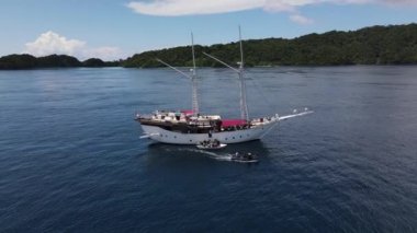 Tayland 'da sabah Koh Phi Phi Tayland' da yeşil zümrüt okyanusuyla turkuaz renkli okyanusla birlikte sıcak yaz gününde sıcak su altında küçük teknelerin yanında yüzüyor.