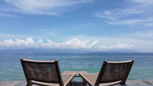 Podróż Tropikalne Wakacje Pięknej Słonecznej Plaży Morskiej Dwa Krzesła Plażowe — Wideo stockowe