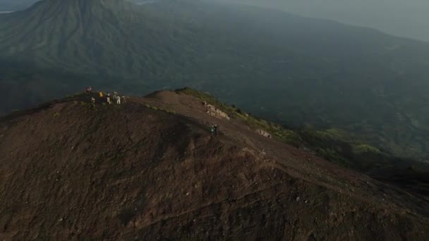 Drohnenaufnahme Des Wunderschönen Vulkans Ijen Mit Saurem See Und Schwefelgas — Stockvideo