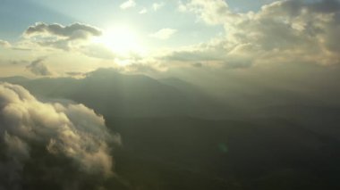 Sihirli sabah doğumu bulutların arasında uçmak güneş batımı gökyüzü güneşli çevre ormanı seyahat sahnesi, doğa arka plan, dağlarda gün doğumu, gökyüzü
