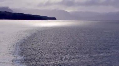 Norveç 'te pitoresk fiyort boyunca dolaşmak, gemiden manzara, Kuzey Norveç' te Senja kıyısı bir teknenin arkasından manzara. Kuzey Norveç 'te Senja' nın kıyıları bir teknenin arkasından görülüyor..