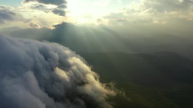Sihirli sabah doğumu bulutların arasında uçmak güneş batımı gökyüzü güneşli çevre ormanı seyahat sahnesi, doğa arka plan, dağlarda gün doğumu, gökyüzü