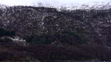 Norveç 'te pitoresk fiyort boyunca dolaşmak, gemiden manzara, Kuzey Norveç' te Senja kıyısı bir teknenin arkasından manzara. Kuzey Norveç 'te Senja' nın kıyıları bir teknenin arkasından görülüyor..