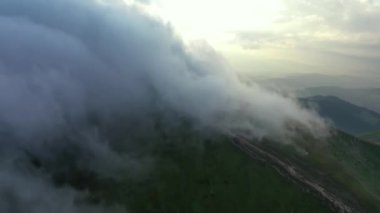 Sihirli sabah doğumu bulutların arasında uçmak güneş batımı gökyüzü güneşli çevre ormanı seyahat sahnesi, doğa arka plan, dağlarda gün doğumu, gökyüzü