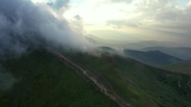 Sihirli sabah doğumu bulutların arasında uçmak güneş batımı gökyüzü güneşli çevre ormanı seyahat sahnesi, doğa arka plan, dağlarda gün doğumu, gökyüzü