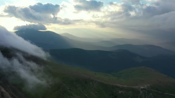 山の上の雲の上を飛ぶ魔法の朝の日の出太陽の夕日雲空晴れた環境森林旅行ビューのシーン 自然背景 山の日の出 — ストック動画