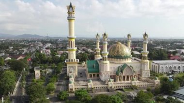 Endonezya 'daki Sarı Cami Habbul Wathan Camii, Hava Aracı Camii, Güneşli bir gün, mavi gökyüzü, gün batımı. Endonezya kısmı, şehir merkezi, dünyadaki güzel cami.,