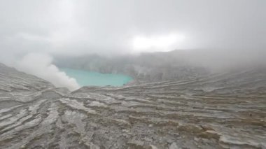 Krater asit gölü Kawah Ijen 'in, sülfür madeninin olduğu dramatik hava manzarası. Sülfür gazı, duman, madenciler. Doğu Java Endonezya 'daki dağ manzarası Ijen volkanı kompleks stratovolkanları grubu.