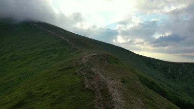 Sihirli sabah doğumu bulutların arasında uçmak güneş batımı gökyüzü güneşli çevre ormanı seyahat sahnesi, doğa arka plan, dağlarda gün doğumu, gökyüzü