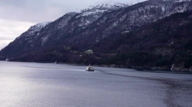 Norveç 'te pitoresk fiyort boyunca dolaşmak, gemiden manzara, Kuzey Norveç' te Senja kıyısı bir teknenin arkasından manzara. Kuzey Norveç 'te Senja' nın kıyıları bir teknenin arkasından görülüyor..