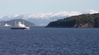Norveç 'te pitoresk fiyort boyunca dolaşmak, gemiden manzara, Kuzey Norveç' te Senja kıyısı bir teknenin arkasından manzara. Kuzey Norveç 'te Senja' nın kıyıları bir teknenin arkasından görülüyor..