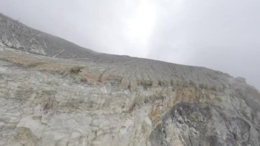 Krater asit gölü Kawah Ijen 'in, sülfür madeninin olduğu dramatik hava manzarası. Sülfür gazı, duman, madenciler. Doğu Java Endonezya 'daki dağ manzarası Ijen volkanı kompleks stratovolkanları grubu.