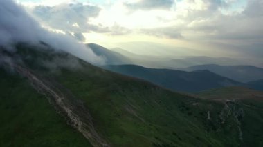 Sihirli sabah doğumu bulutların arasında uçmak güneş batımı gökyüzü güneşli çevre ormanı seyahat sahnesi, doğa arka plan, dağlarda gün doğumu, gökyüzü