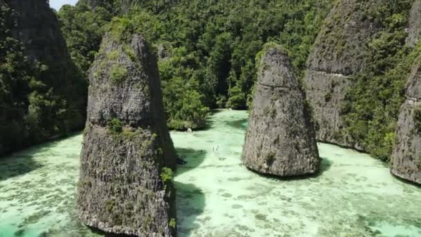 泰国克雷比的菲菲群岛旅行地标的空中景观 汽笛在热带绿松石水面上飞行 皮莱湖被石灰岩悬崖环绕 暑假的旅游景点 — 图库视频影像