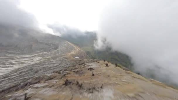Vzdušný Pohled Krásnou Sopku Ijen Kyselým Jezerem Sírovým Plynem Kráteru — Stock video