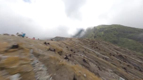酸性の湖とインドネシアの火口から行く硫黄ガス 東ジャワの活火山火口 霧のある火山火口の風景 冒険と旅行の空中ドローンビュー — ストック動画