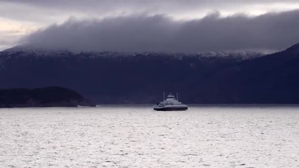 沿着挪威风景如画的峡湾巡航 从船上观看 从挪威北部塞尼亚海岸从船尾观看 从船尾看挪威北部Senja海岸 — 图库视频影像