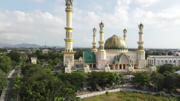 Κίτρινο Τζαμί Habbul Wathan Τζαμί Στην Ινδονησία Αεροφωτογραφία Κηφήνας Τζαμί — Αρχείο Βίντεο