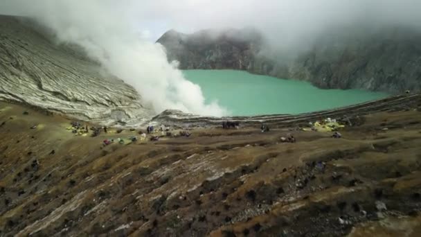 Dramática Vista Aérea Lago Ácido Del Cráter Kawah Ijen Donde — Vídeos de Stock