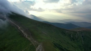 Sihirli sabah doğumu bulutların arasında uçmak güneş batımı gökyüzü güneşli çevre ormanı seyahat sahnesi, doğa arka plan, dağlarda gün doğumu, gökyüzü