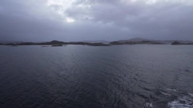 Norveç 'te pitoresk fiyort boyunca dolaşmak, gemiden manzara, Kuzey Norveç' te Senja kıyısı bir teknenin arkasından manzara. Kuzey Norveç 'te Senja' nın kıyıları bir teknenin arkasından görülüyor..