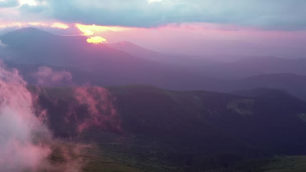 Магічний Ранковий Схід Сонця Пролітає Крізь Хмари Над Вершинами Гір — стокове відео