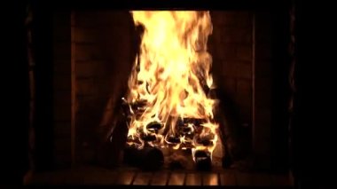 Şömine. Rahatlatıcı Şömine. Yakacak odun. Bir kır evinin alevleri. Sıcaklık ve ev konforu. Toprak. Şöminede ateş yanıyor. Şöminede güzel bir ateş, yanan bir odun. 