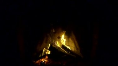 Şömine. Rahatlatıcı Şömine. Yakacak odun. Bir kır evinin alevleri. Sıcaklık ve ev konforu. Toprak. Şöminede ateş yanıyor. Şöminede güzel bir ateş, yanan bir odun. 