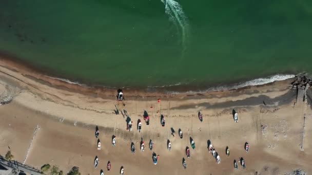 Létání Podél Crystal Clear Blue Shore Coast Water Ukotvené Sedící — Stock video