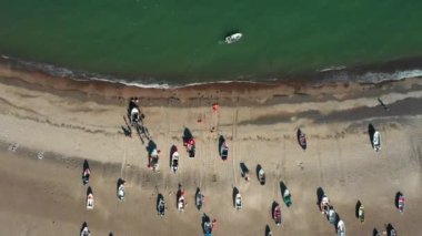 Çapalı Oturan Teknelerle Kristal Berrak Mavi Sahil Suyu boyunca uçmak, sahil boyunca okyanusta yüzen tekneleri göstermek. Bir teknenin hava manzarası, Pürüzsüz Dalgalar, Danimarka, Avrupa