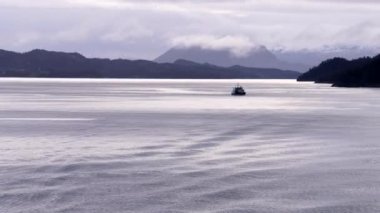 Norveç 'te pitoresk fiyort boyunca dolaşmak, gemiden manzara, Kuzey Norveç' te Senja kıyısı bir teknenin arkasından manzara. Kuzey Norveç 'te Senja' nın kıyıları bir teknenin arkasından görülüyor..