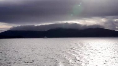 Norveç 'te pitoresk fiyort boyunca dolaşmak, gemiden manzara, Kuzey Norveç' te Senja kıyısı bir teknenin arkasından manzara. Kuzey Norveç 'te Senja' nın kıyıları bir teknenin arkasından görülüyor..