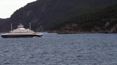 Norveç 'te pitoresk fiyort boyunca dolaşmak, gemiden manzara, Kuzey Norveç' te Senja kıyısı bir teknenin arkasından manzara. Kuzey Norveç 'te Senja' nın kıyıları bir teknenin arkasından görülüyor..