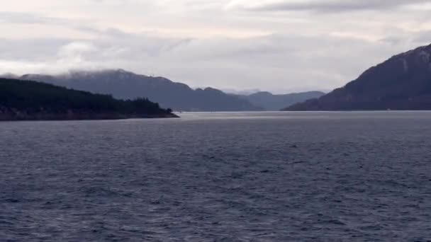 ノルウェーの絵のように美しいフィヨルドをクルーズし 船の後ろから北ノルウェーのセンジャの海岸からの眺め 船の後ろから見るノルウェー北部のセンジャの海岸 — ストック動画