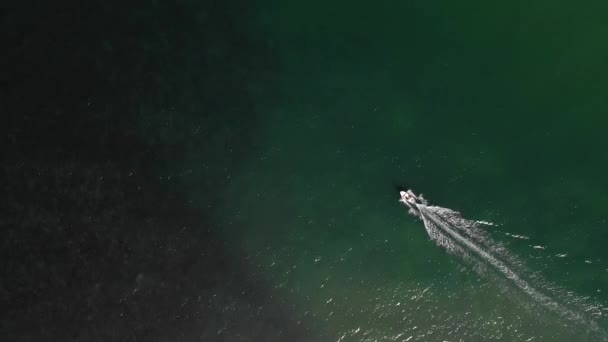 Полет Вдоль Кристально Чистого Голубого Побережья Якорными Сидячими Лодками Показывающими — стоковое видео