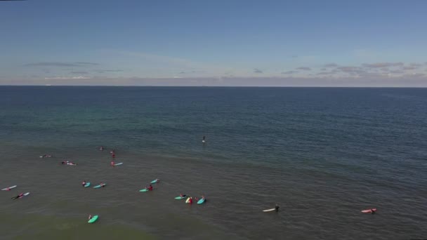 手前の雲とサーフボードで夏のビーチでサーファー デンマークのクリットモラーのビーチで晴れた日に夏に撮影されました サーフィン 海でサーファー サーファーキャッチ波 — ストック動画