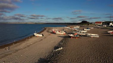 Klitmoller Yumuşak Dalgaları Sihirli Kumsalda, Muhteşem Mavi Su, Danimarka, Avrupa, Kum tepelerinin panoramik manzarası, Kumsal, ve dalgalı Kuzey Denizi, Zümrüt deniz rengi, kayalara vuran dalgalar 