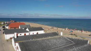 Klitmoller Yumuşak Dalgaları Sihirli Kumsalda, Muhteşem Mavi Su, Danimarka, Avrupa, Kum tepelerinin panoramik manzarası, Kumsal, ve dalgalı Kuzey Denizi, Zümrüt deniz rengi, kayalara vuran dalgalar 