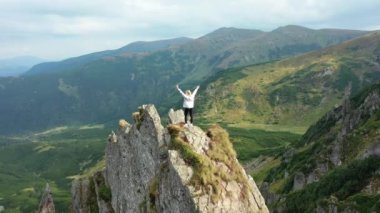 Gün batımında dağların manzarası. Karpat dağlarının panoramik manzarası yazın günbatımında güzel altın bir akşam ışığında parlıyordu. Doğanın güzel hava görüntüleri, SpITSI Dağı