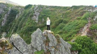 Gün batımında dağların manzarası. Karpat dağlarının panoramik manzarası yazın günbatımında güzel altın bir akşam ışığında parlıyordu. Doğanın güzel hava görüntüleri, SpITSI Dağı