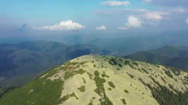 Ukrayna, ormanla kaplı dağların manzaralı manzarası. Yüksek kalite 4K görüntü, Aerial. Yaz boyunca arka uçuş ağaçlarla, KhoMIAK CARPATHİANS dağlarıyla aydınlık dağ tepeleri